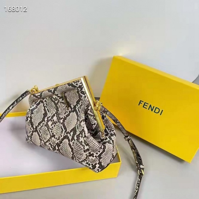 FENDI フェンディ 2021年最新なクラシックな ショルダーバッグ